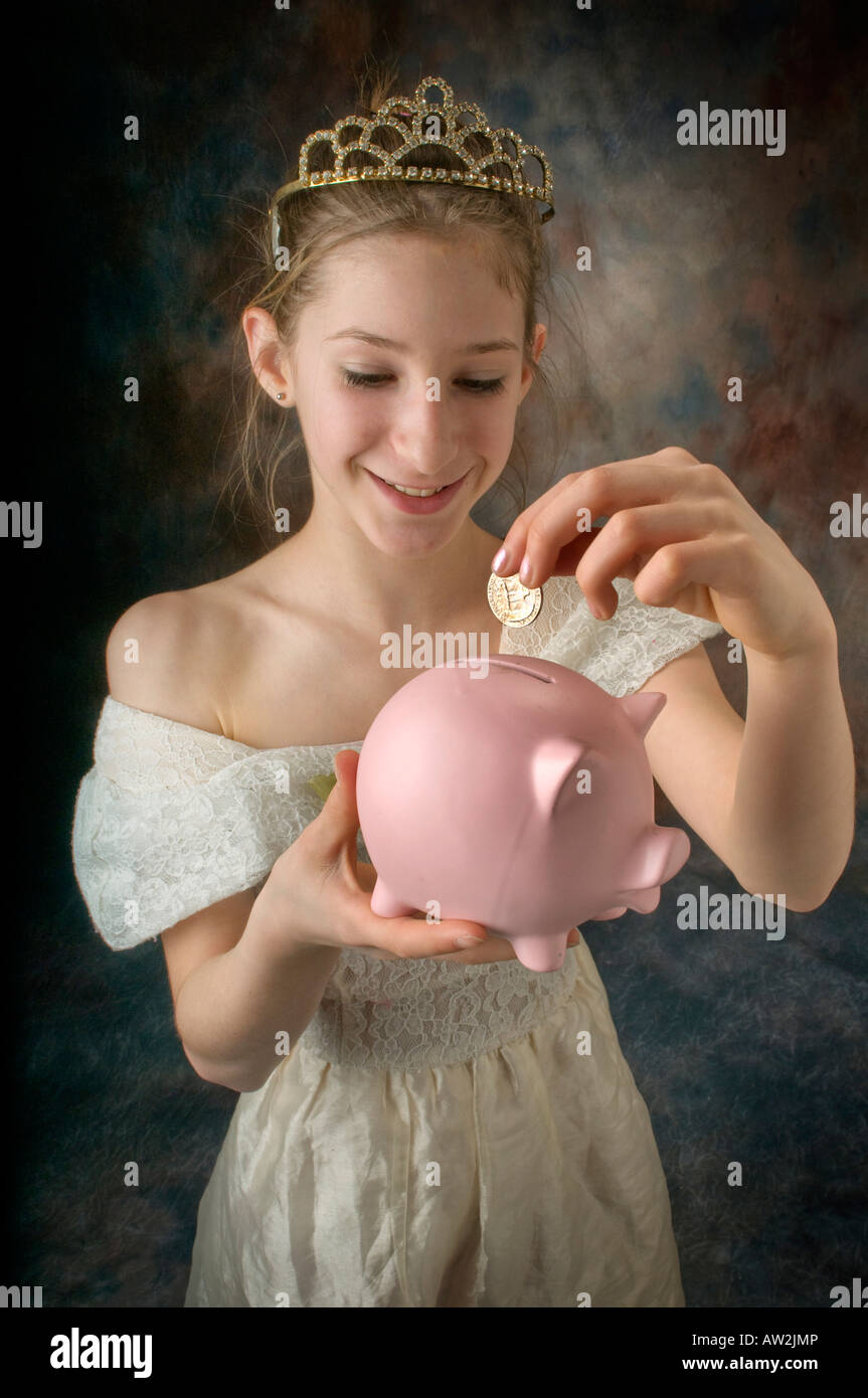 Young Girl holding piggy bank Banque D'Images