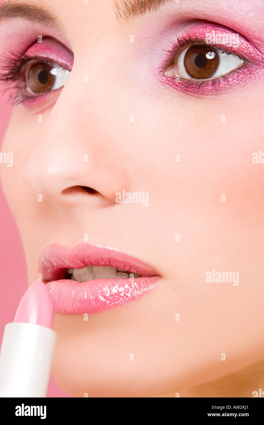 L'application de rouge à lèvres Rose Femme Banque D'Images