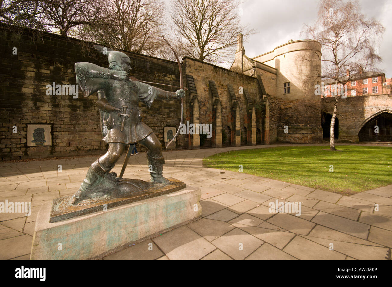 Statue de Robin des Bois flèche tir à la porterie du château de Nottingham Banque D'Images
