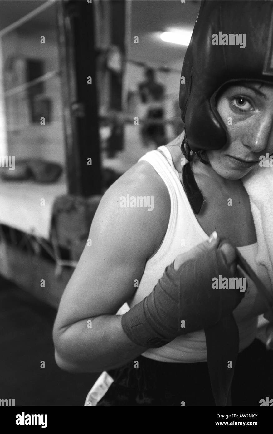 Un boxer femme enroule ses mains avant un entraînement dans l'anneau Banque D'Images