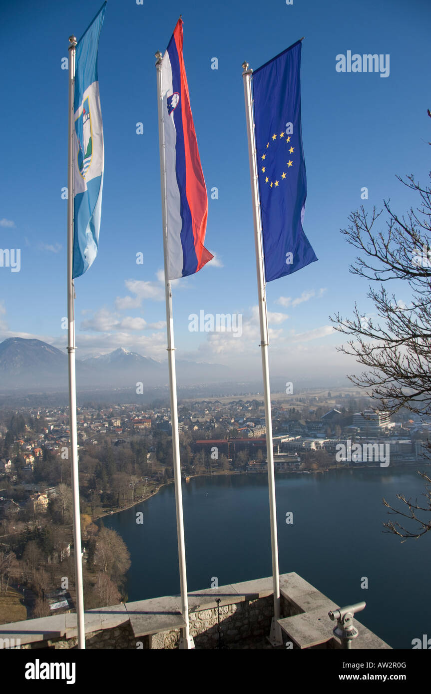 Les drapeaux à Château de Bled, Slovénie, représentant le drapeau slovène, drapeau de l'UE, et drapeau de la ville de Bled Banque D'Images
