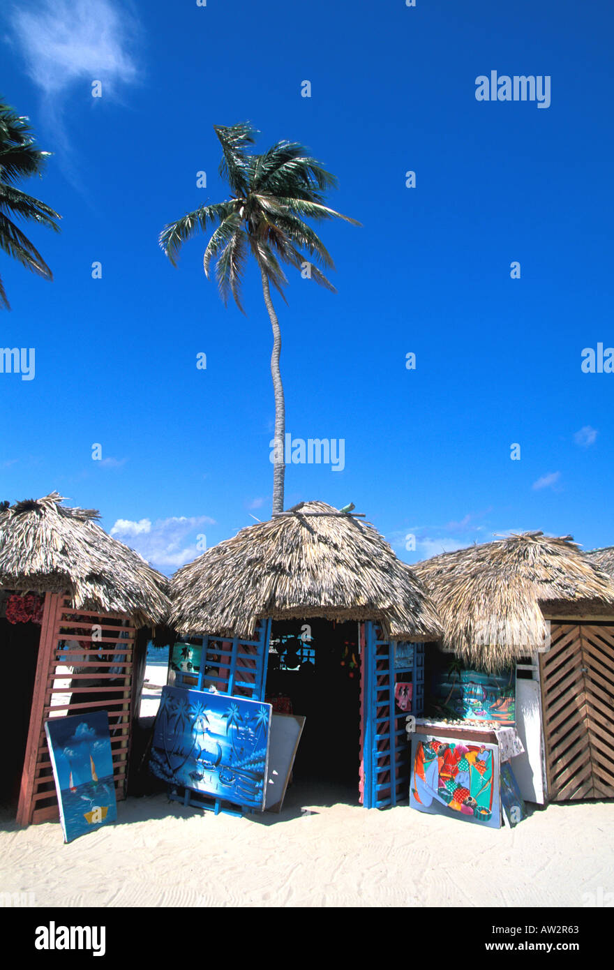 Isla Saona République dominicaine plage agift boutiques avec des peintures à l'extérieur et de hauts palmiers Banque D'Images