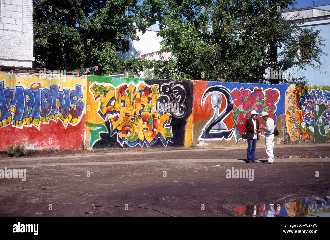 Deux hommes parler en face de l'art de rue au centre-ville de couvrant les murs de la Mongolie Oulan-bator Photographe Andrew Wheeler Banque D'Images