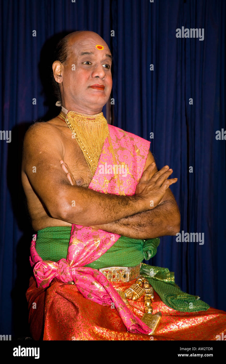 Danseuse de Kathakali assis avec les bras croisés, Centre Culturel de Cochin, Cochin, Kerala, Inde Banque D'Images