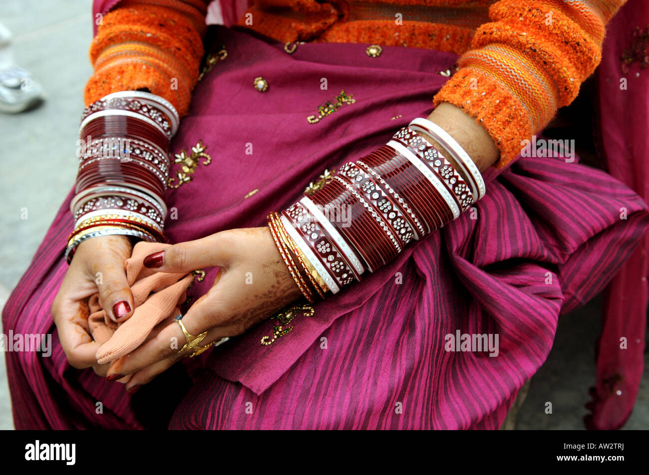 Belles mains indiennes décorées d'Héna et beaucoup de bracelets rouge Photo  Stock - Alamy