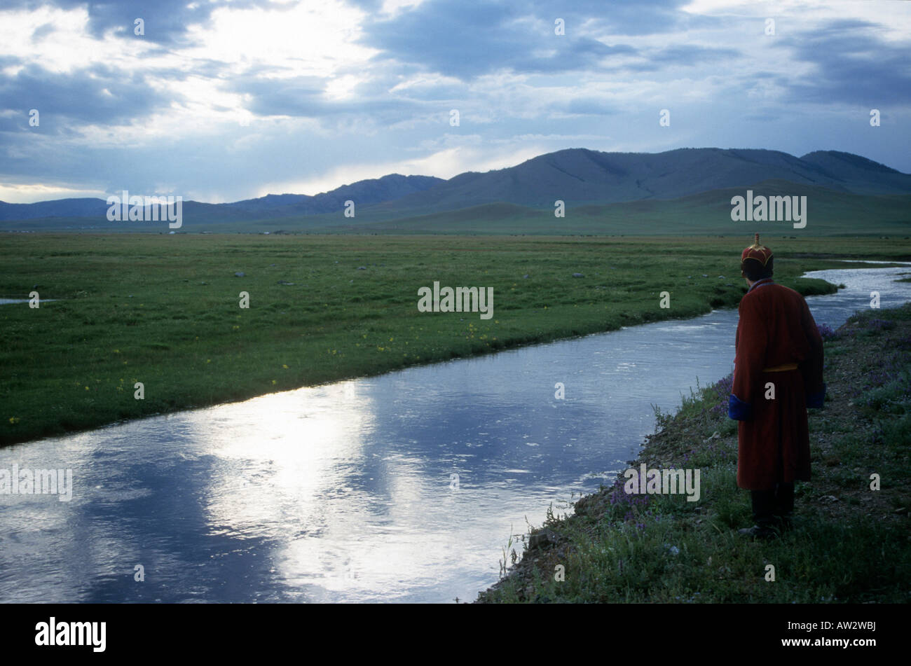 L'homme de la Mongolie à la recherche à un ruisseau près de Tsetserleg, Mongolie, Arkhangaï Photographe : Andrew Wheeler Banque D'Images