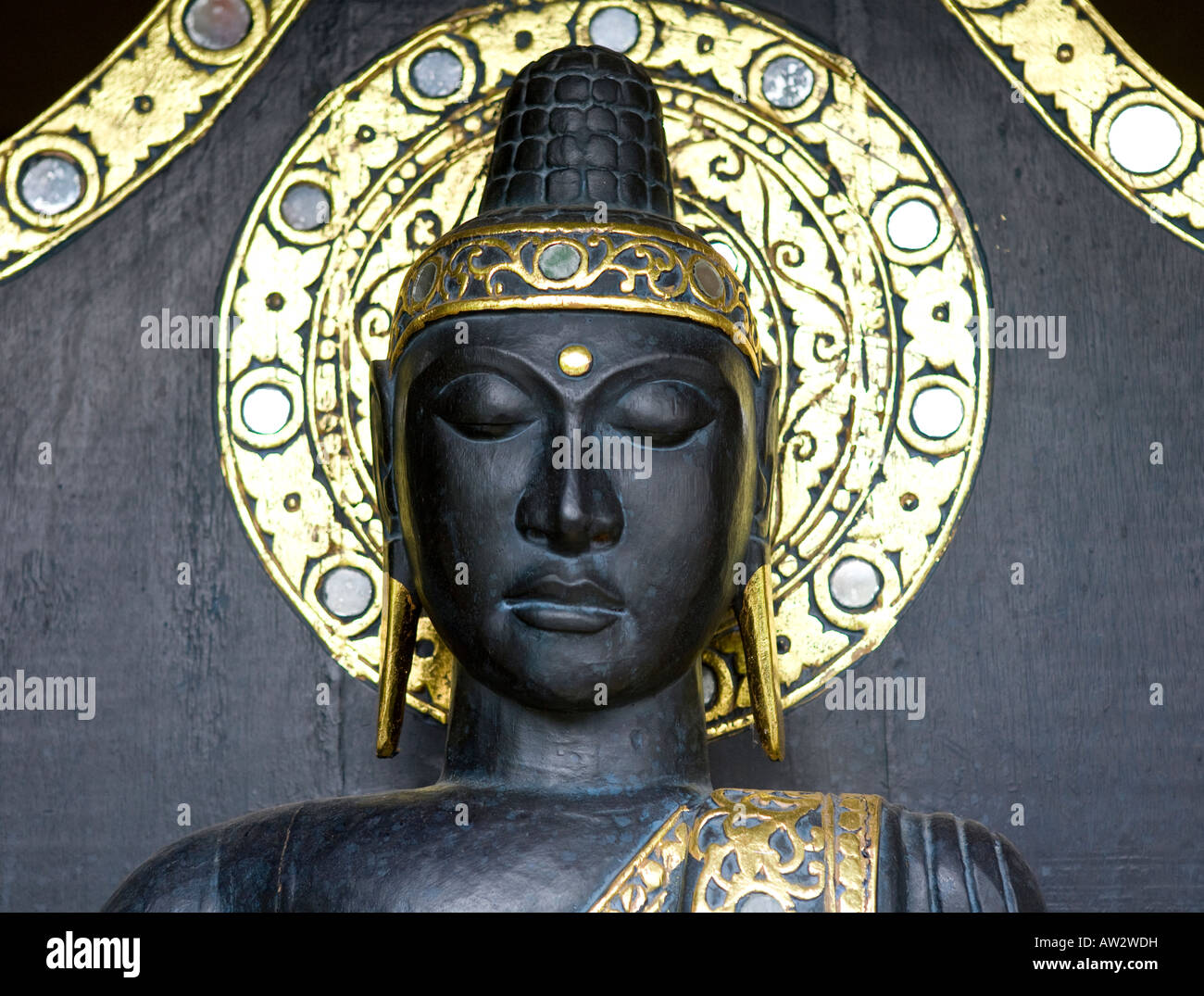 Bouddha sculpté et doré noir Bali Indonésie Banque D'Images