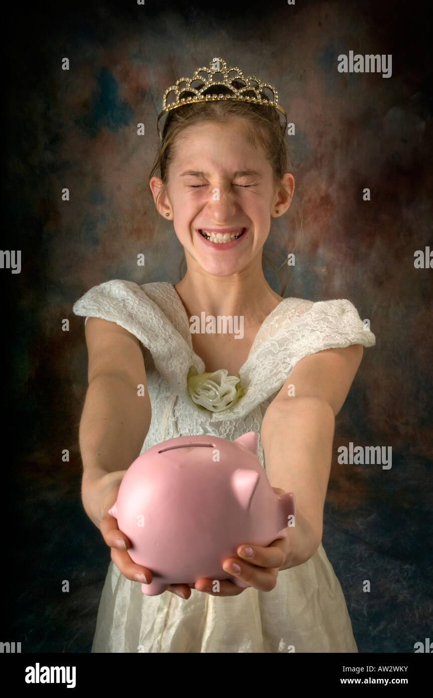 Young Girl holding piggy bank Banque D'Images