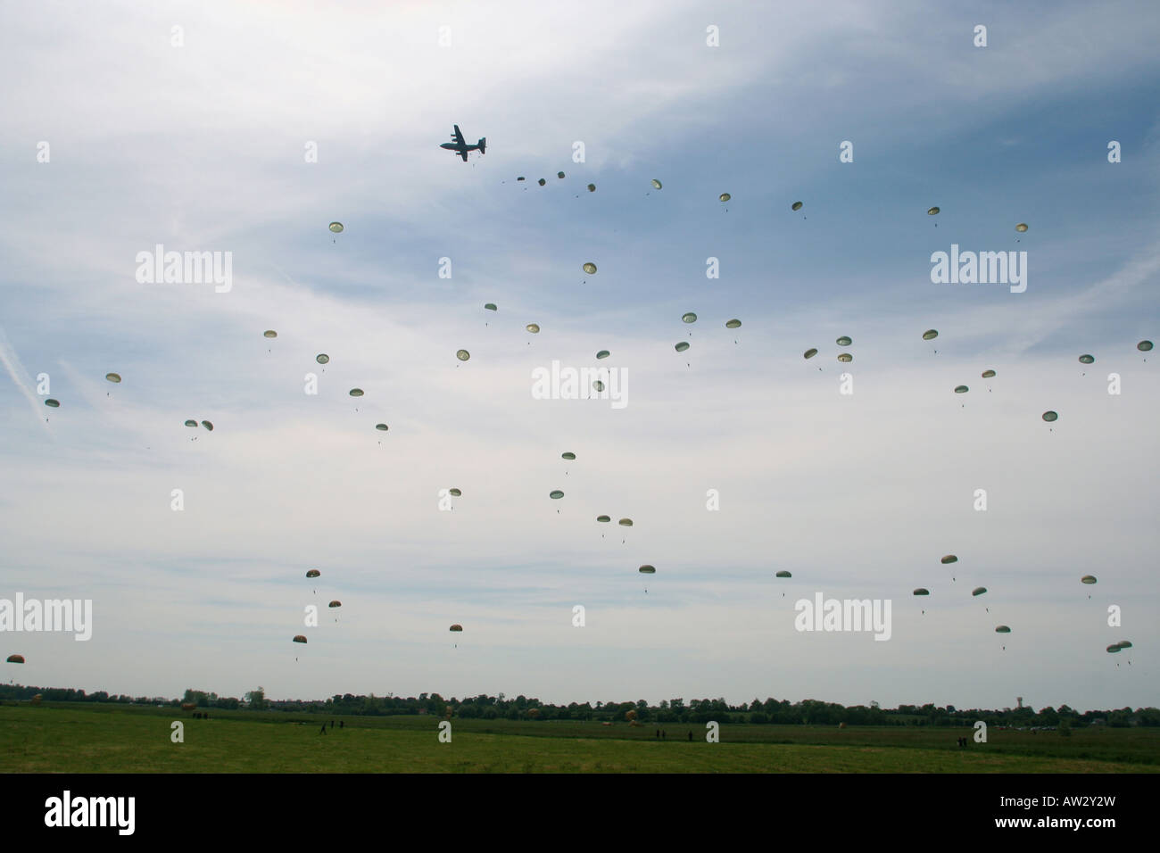 Reconstitution d'un saut en parachute du Jour J 6 Juin 1944 plus de Ste Mère Eglise Normandie France 60e anniversaire du 6 juin 2004 d-day 65 Banque D'Images