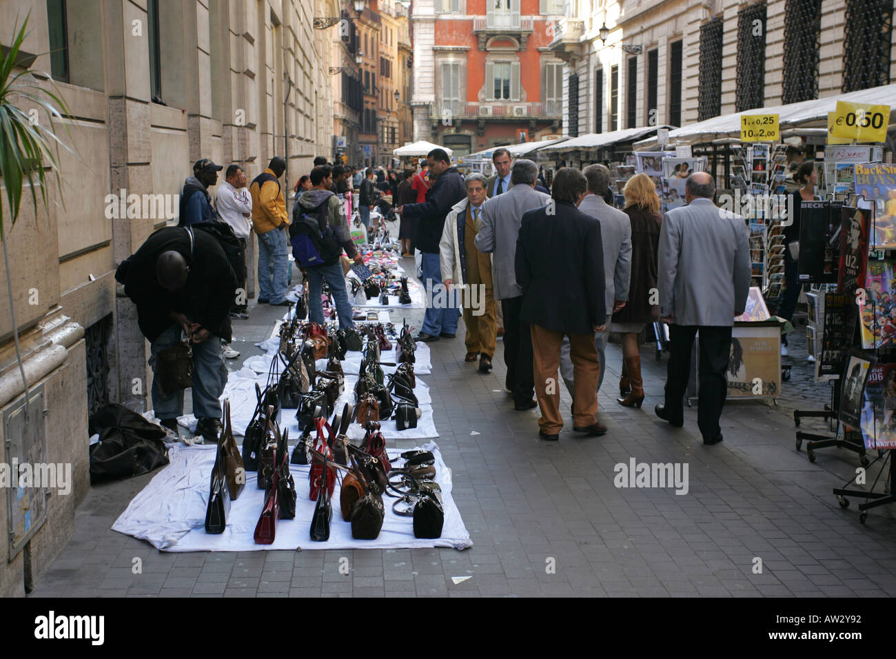 Les immigrants africains illégal illégal de vendre de faux produits de marque dans la rue pour touristes près de la place d'Espagne à Rome Italie Europe Banque D'Images