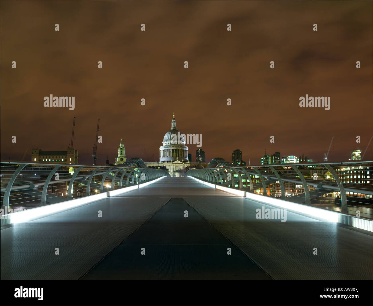Le Millennium Bridge, Londres, et la Cathédrale St Paul, la nuit Banque D'Images