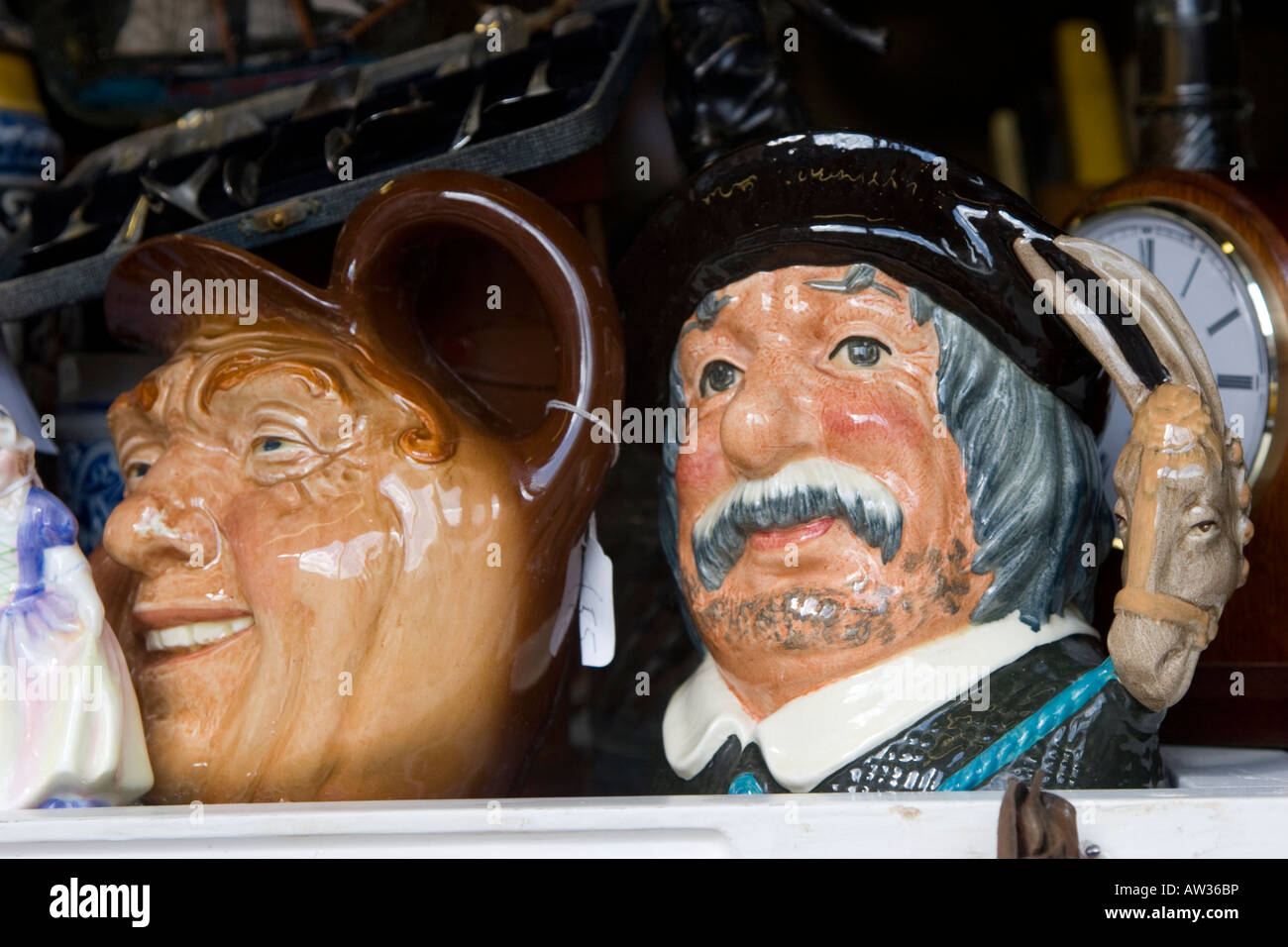 Toby de caractère à sur l'affichage dans une vitrine d'antiquités Banque D'Images