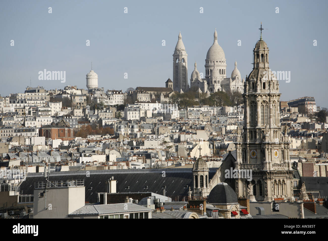 Vue sur les toits de Paris sur l'glise de la Sainte-Trinit et du Sacré Coeur, France, Paris Dreifaltigkeitskirche Banque D'Images