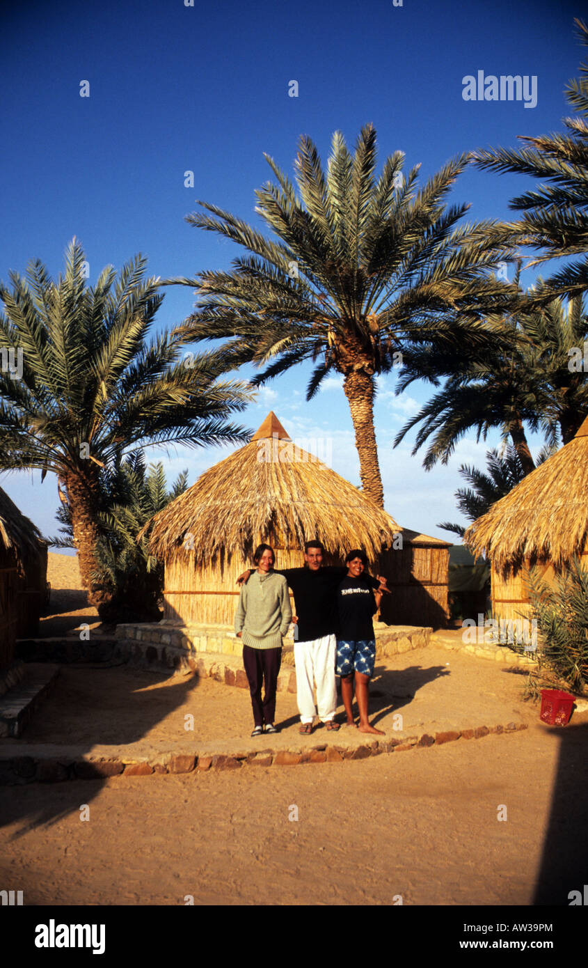 Les voyageurs posent pour une photo dans un beau bungalow hotel dans le Sinaï, Mer Rouge, Egypte Banque D'Images