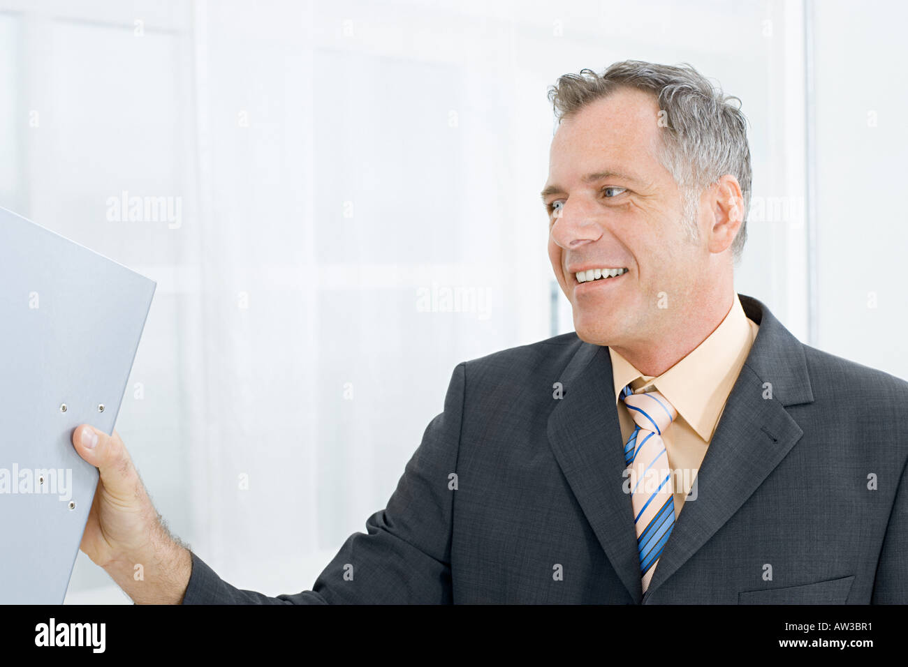 Businessman with ring binder Banque D'Images