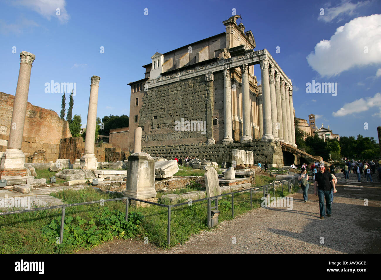 Ruines du temple d'Antonius et Faustine annonce141 monument édifice romain dans le Forum Impérial de Rome Palatin Italie Europe Banque D'Images