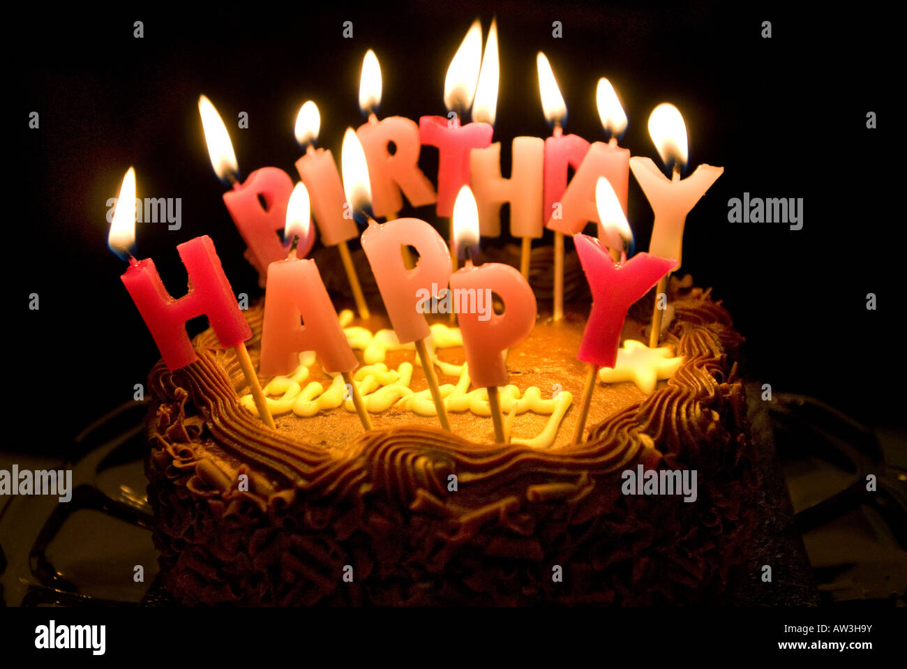 Des Bougies Allumees Disant Joyeux Anniversaire Sur Un Gateau Au Chocolat Photo Stock Alamy Des Bougies Allumees Disant Joyeux Anniversaire Sur Un Gateau Au Chocolat Photo Stock Alamy