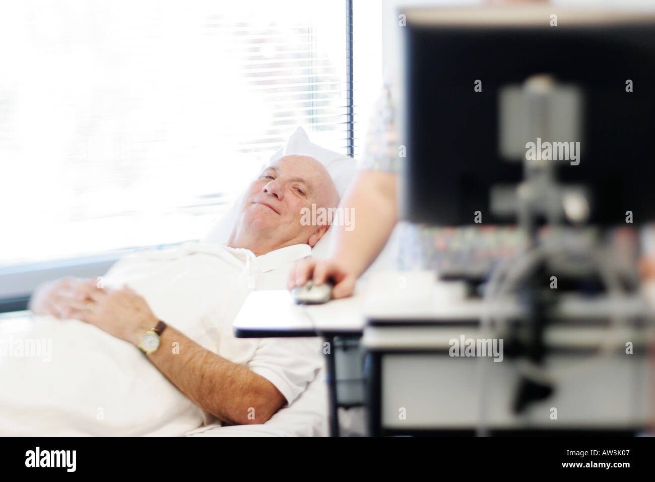 Patient âgé attend dans chambre d'hôpital pour traitement de chimiothérapie Banque D'Images