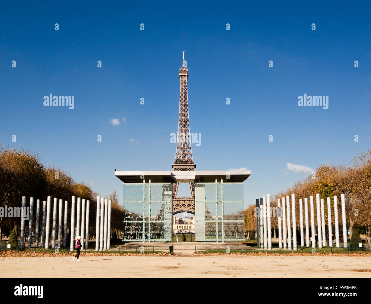 Sculpture murale pour la paix et la tour Eiffel derrière dans le parc du Champs de Mars, Paris, France Banque D'Images