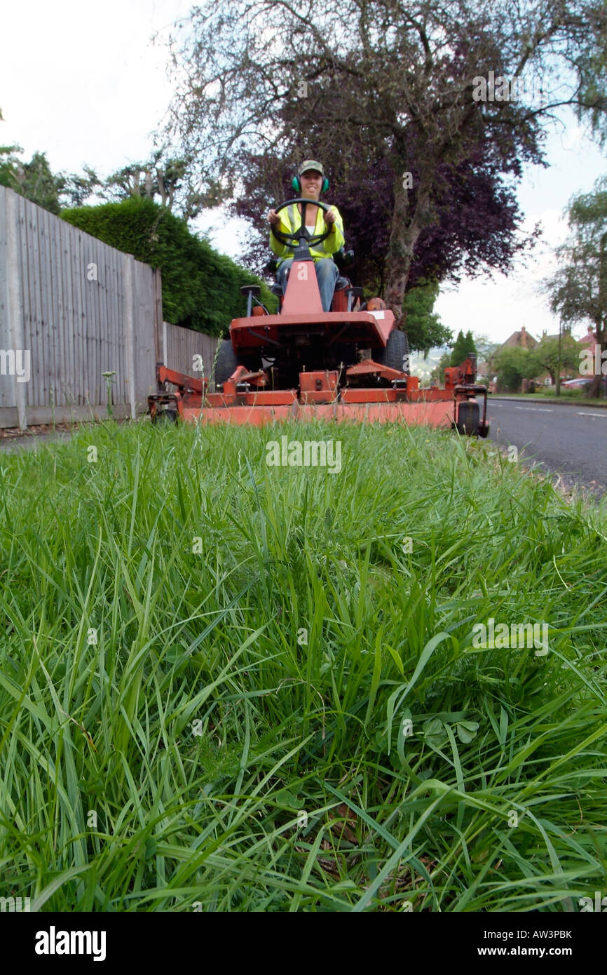 Travailleur du conseil de couper l'herbe autoroute verges Banque D'Images