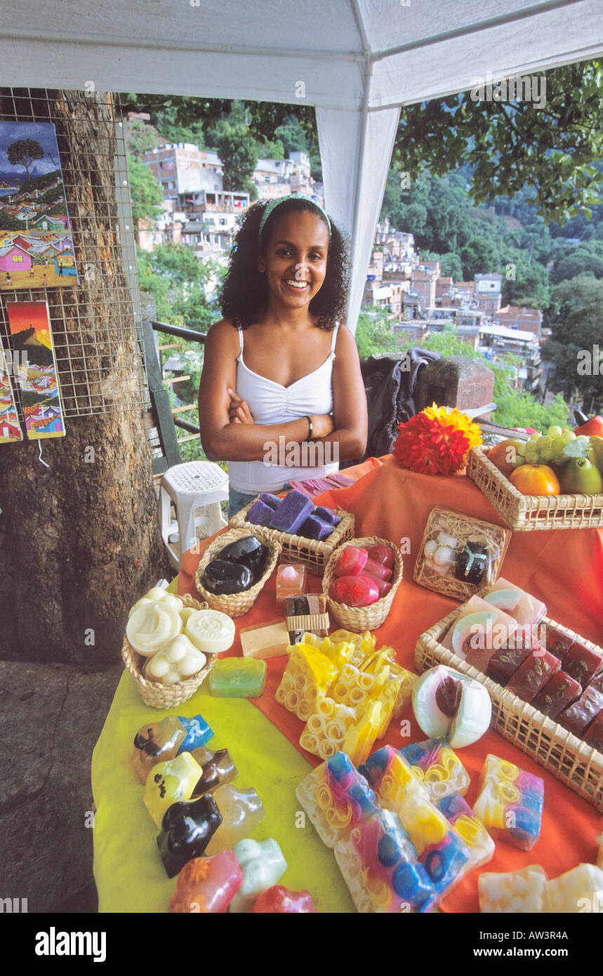 Une jeune femme faire et vendre des savons fabriqués à la main pour les touristes, Rocinha favela (bidonville) Rio de Janeiro, Brésil Banque D'Images