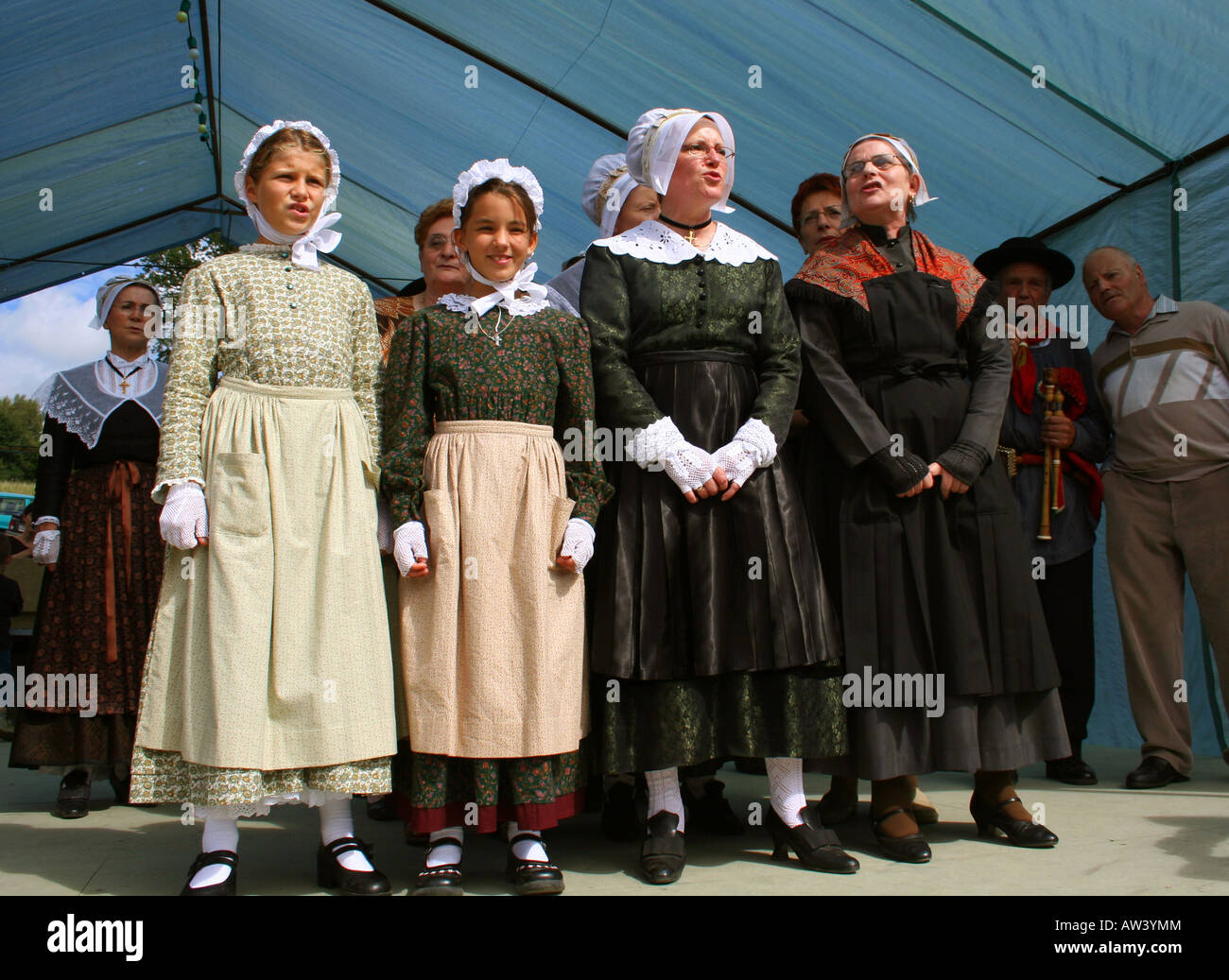 Les chanteuses habillés en vêtements traditionnels Banque D'Images