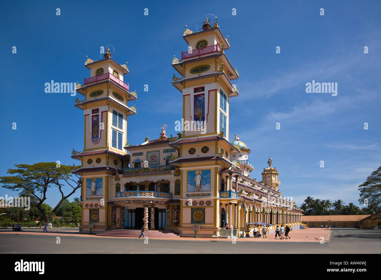 De l'extérieur GRAND TEMPLE DE CAO DAI VILLAGE TAY NINH VIETNAM Banque D'Images