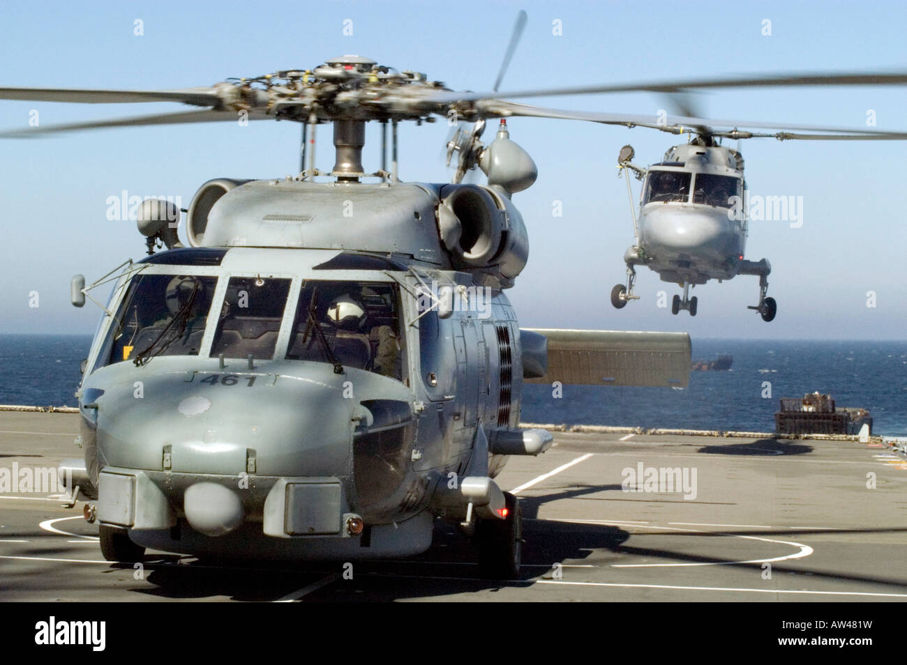 La coopération de l'OTAN un hélicoptère Seahawk de l'US Navy sur le pont de l'UK L'Albion tandis qu'un atterrissage d'hélicoptère Lynx de la Marine française Banque D'Images