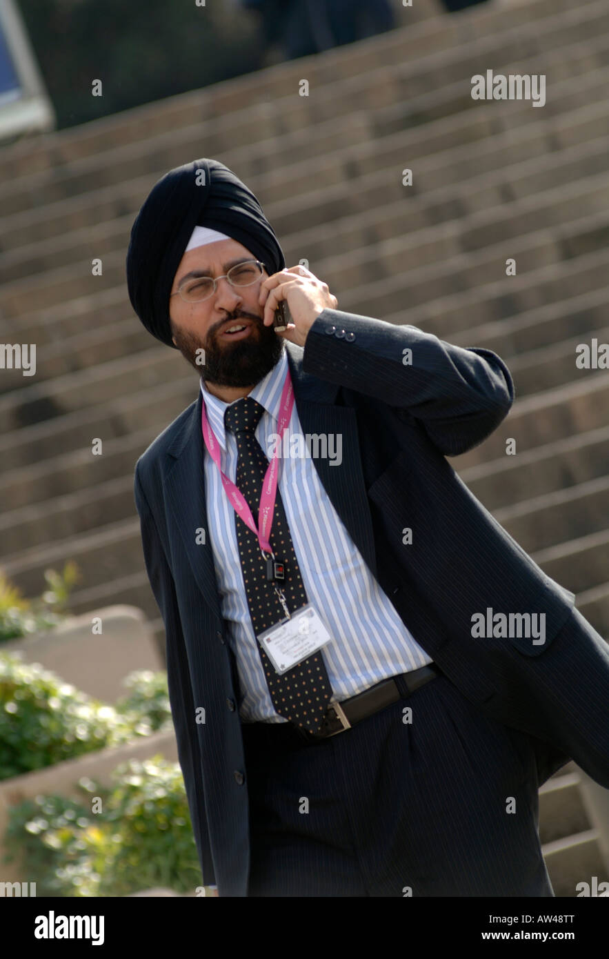 Asian businessman using mobile phone Banque D'Images