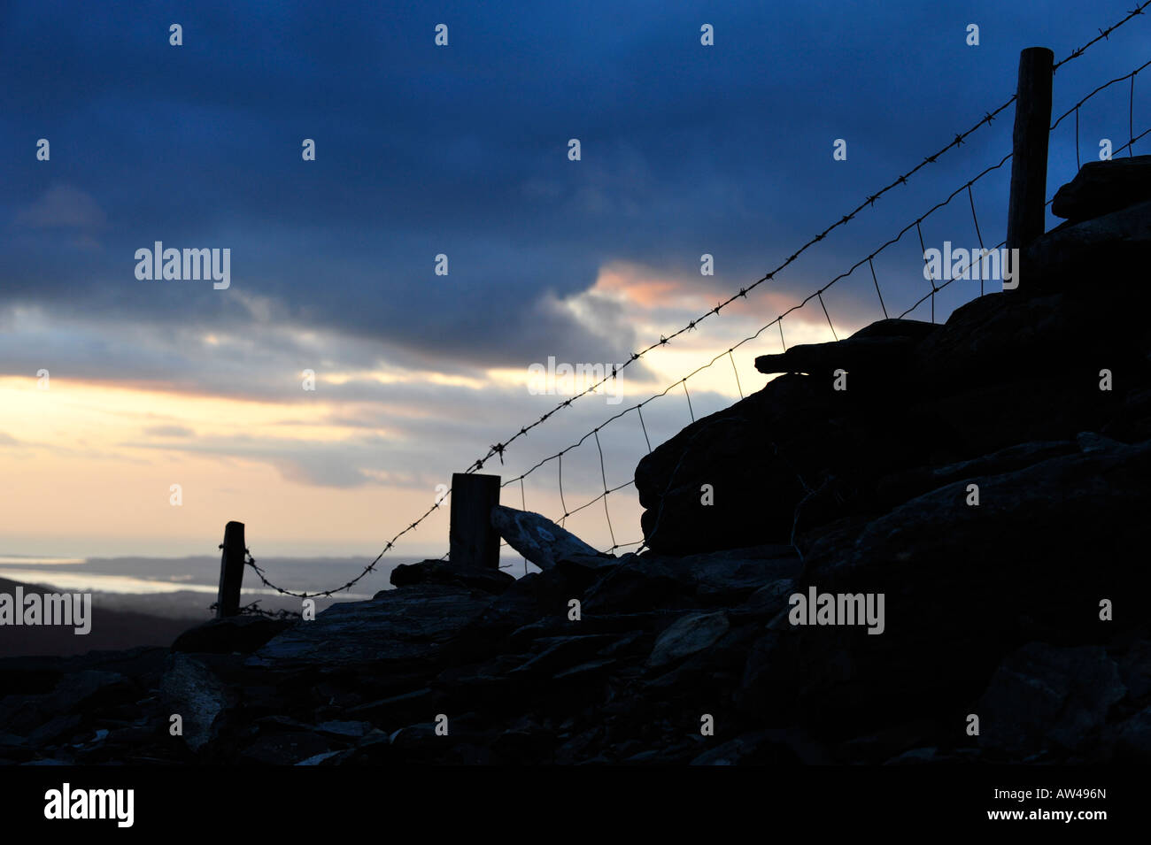 Soirée de printemps à Menai vers les quintes et de Caernarfon Ardoisières sur Elidir Fawr Mountain au nord du Pays de Galles Snowdonia. Banque D'Images