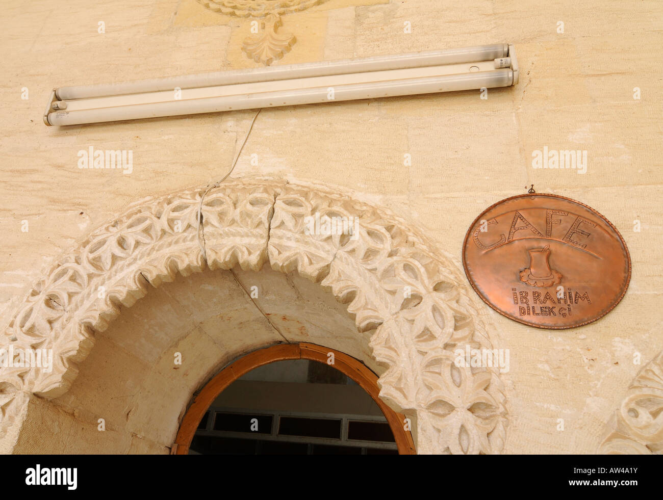 Le signe de la publicité pour un café-restaurant dans un bâtiment traditionnel à Mardin, dans le sud-est de la Turquie. Banque D'Images