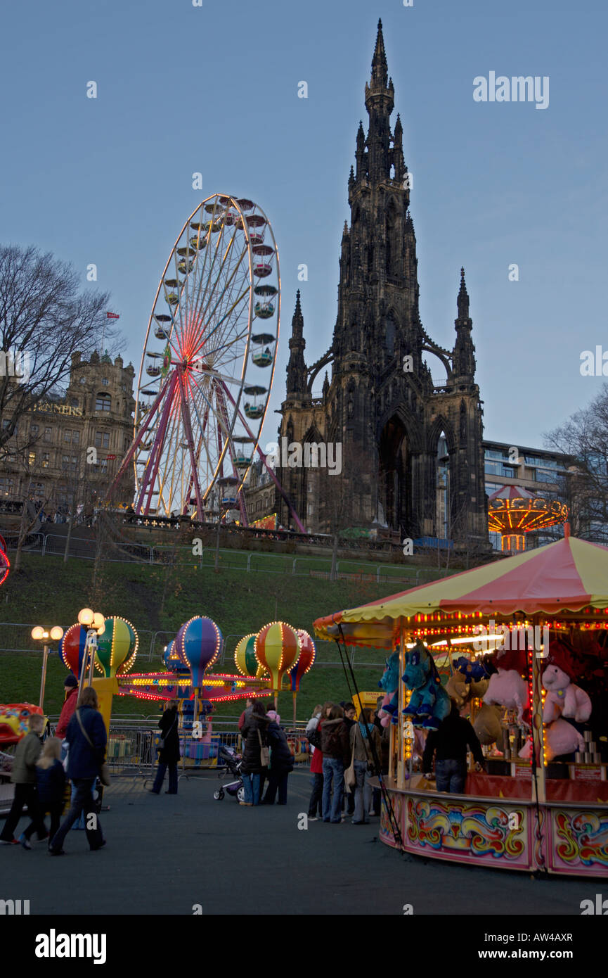 Le centre-ville d'Édimbourg Princes Street Gardens Scott Monument fêtes de Noël patinoire Janvier 2007 Banque D'Images