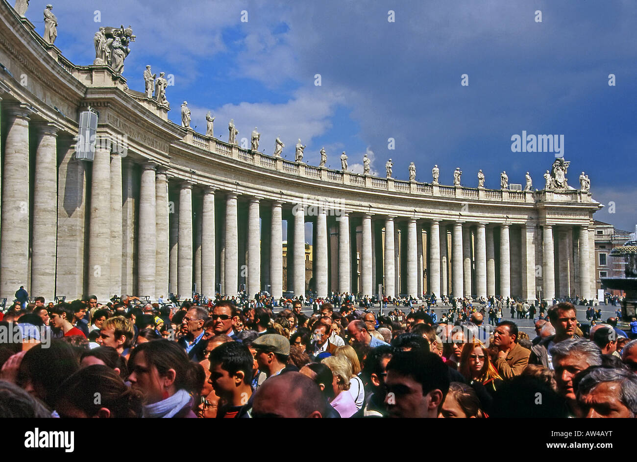 La foule à la place San Pietro Vatican Rome Italie Banque D'Images