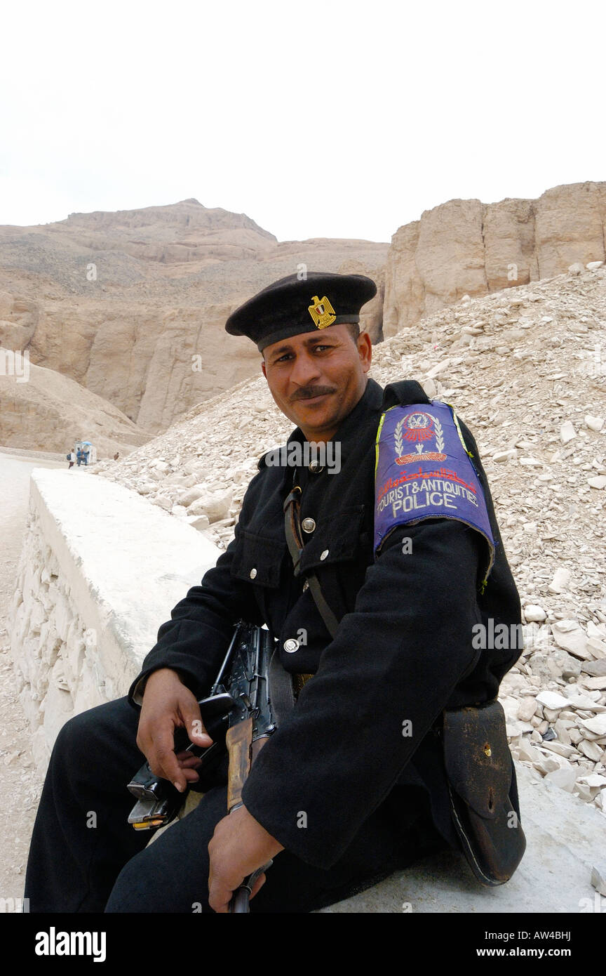 La police du tourisme en service protégeant la vallée des Rois, contre les pillards Thèbes, Egypte Banque D'Images