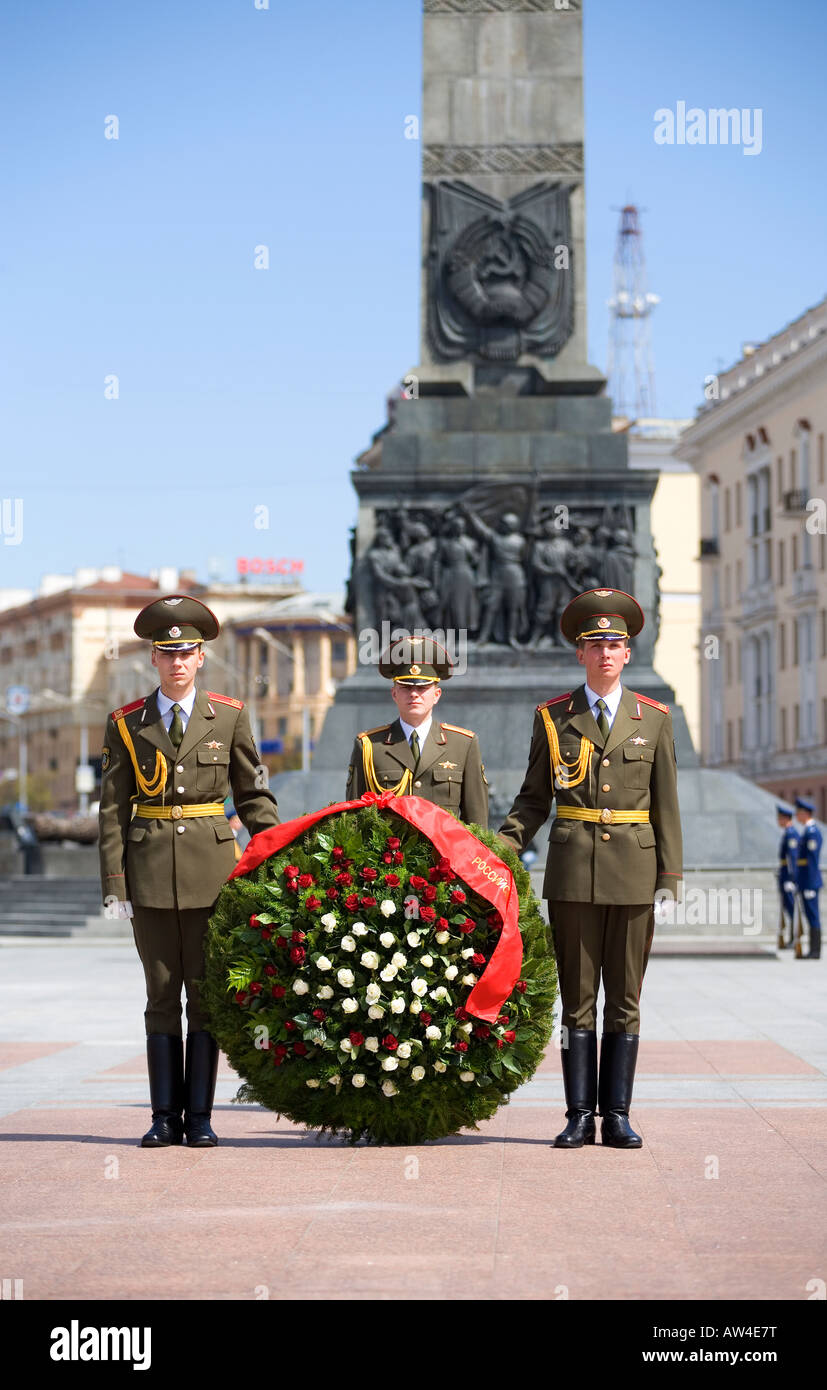 Cérémonie de dépôt militaire au monument aux morts monument à la place de la Victoire à Minsk en Biélorussie. Banque D'Images