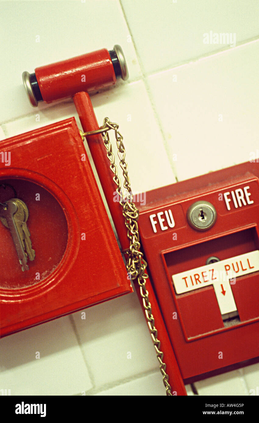 Système d'alarme d'incendie Français et Anglais Photo Stock - Alamy
