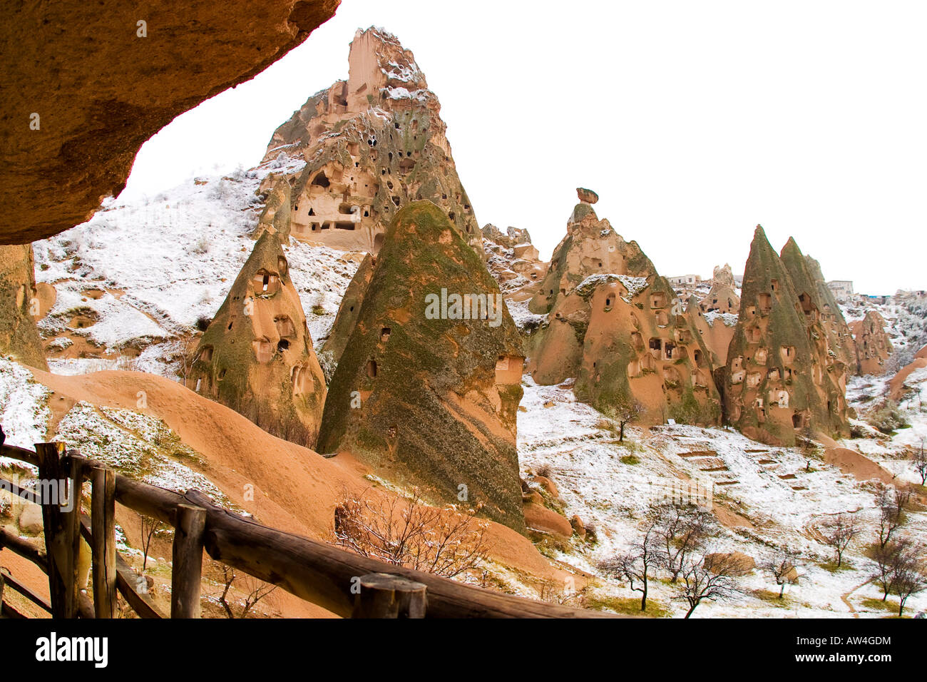 L'étrange sculpté et structures évidées de Göreme, Cappadoce, Turquie pendant le gel de l'hiver. Banque D'Images