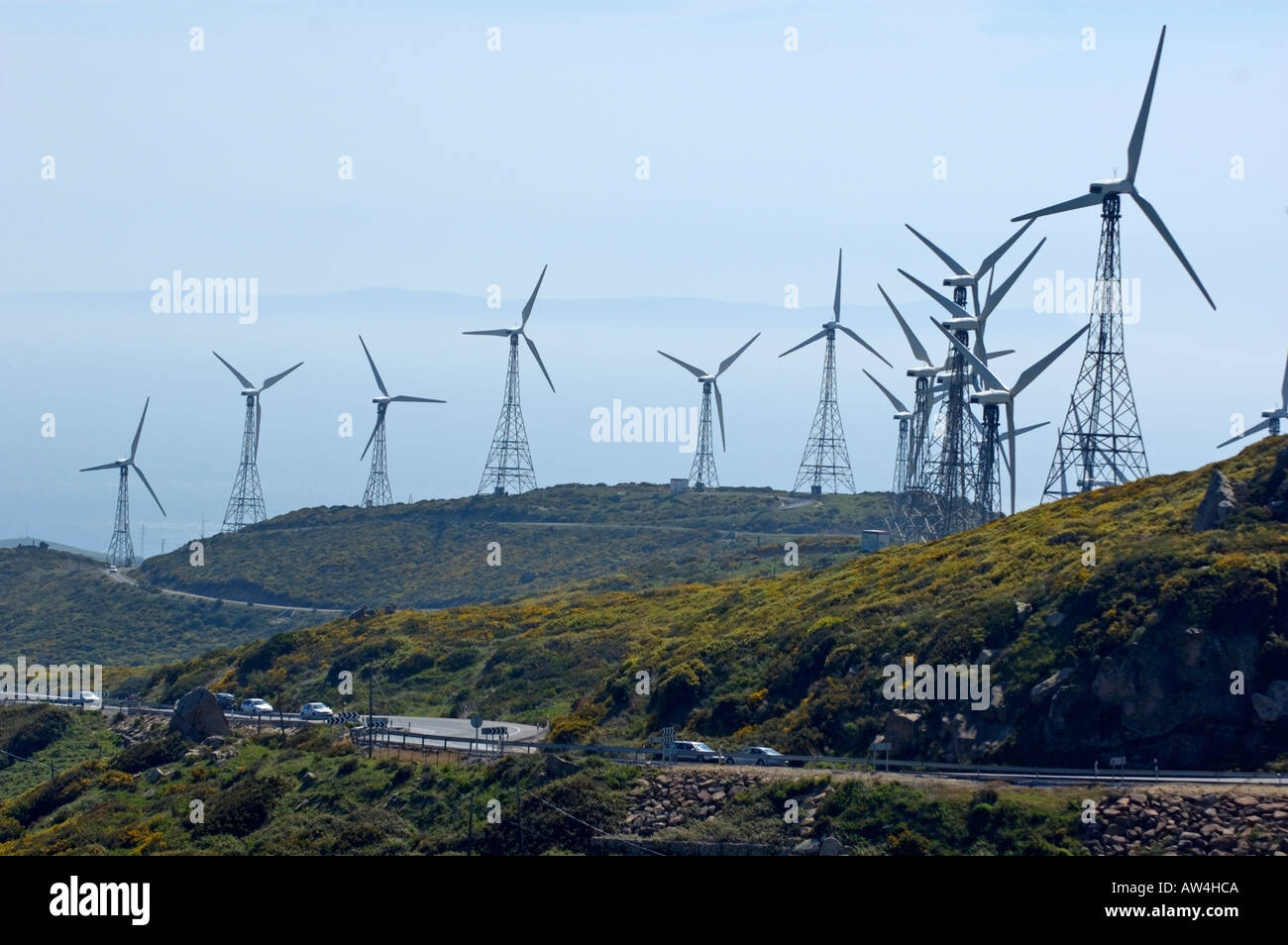 Éoliennes sur les collines au-dessus de E5 N340 l'Autoroute Près de Tarifa, Andalousie, espagne. Banque D'Images