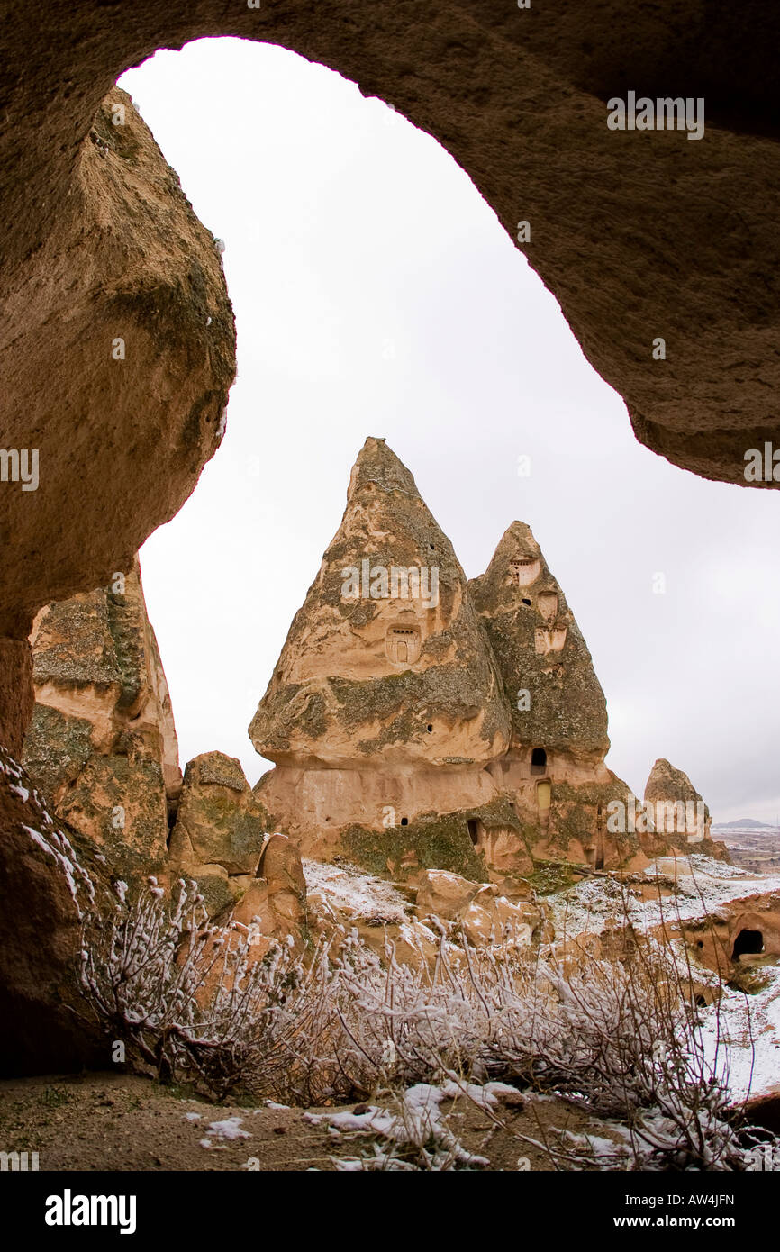 L'étrange sculpté et structures évidées de Göreme, Cappadoce, Turquie pendant le gel de l'hiver. Banque D'Images