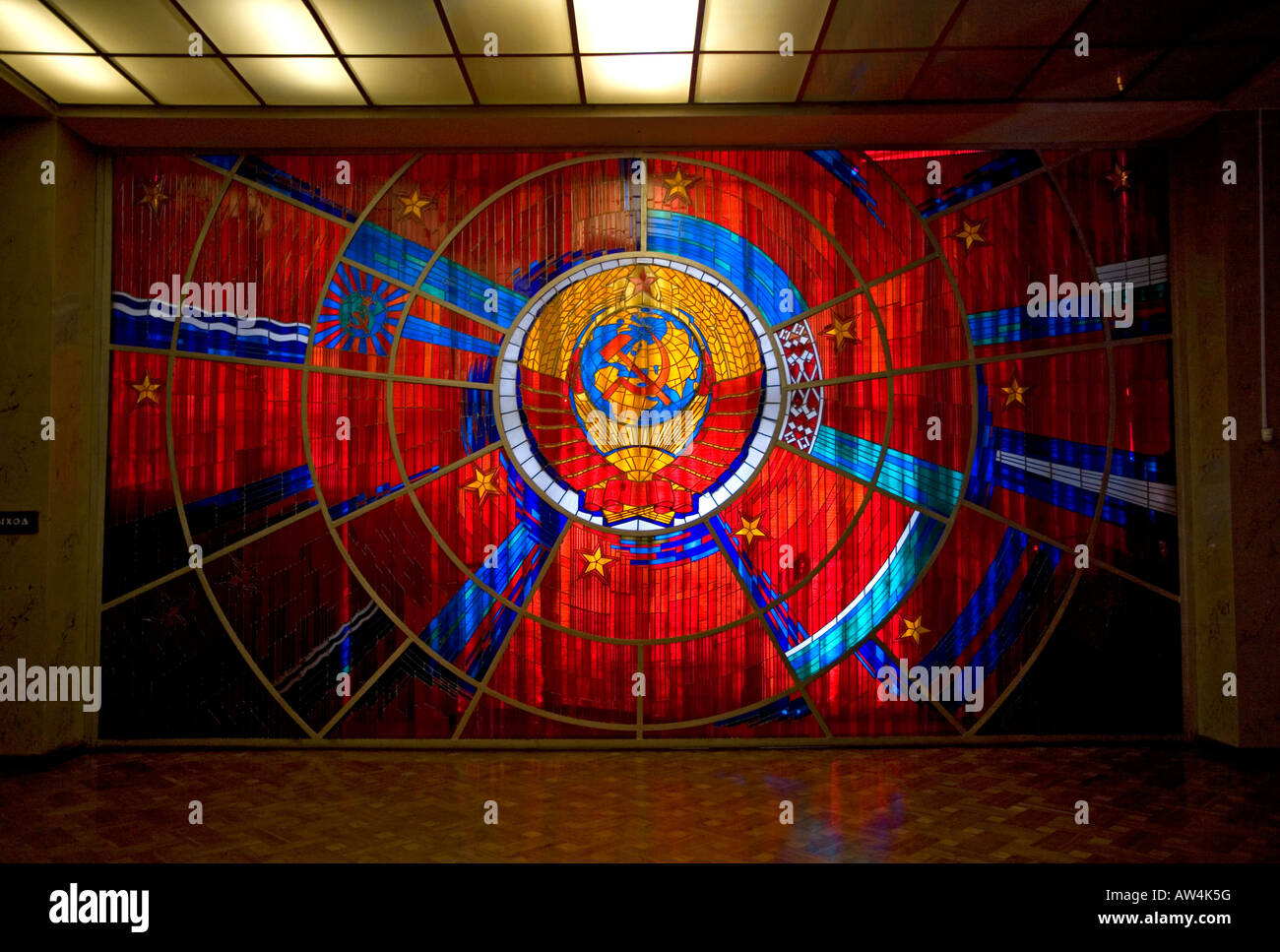 Vitraux et symbole communiste dans la Grande Guerre Patriotique Museum à Minsk Belarus Banque D'Images