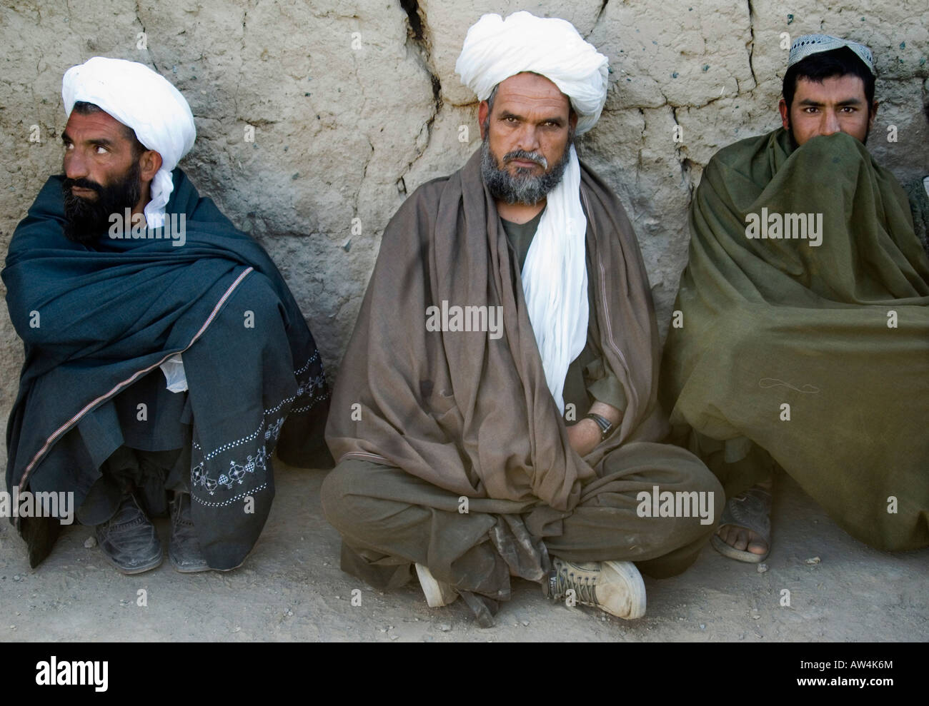 Un groupe de trois hommes de l'Afghanistan dans la province méridionale de Helmand Banque D'Images