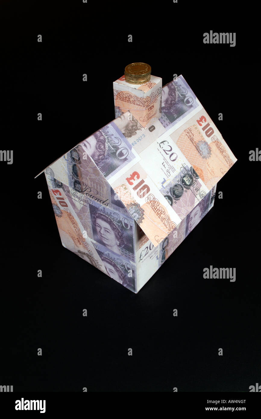 Propriété et Logement maison modèle couvert de billets britannique Banque D'Images