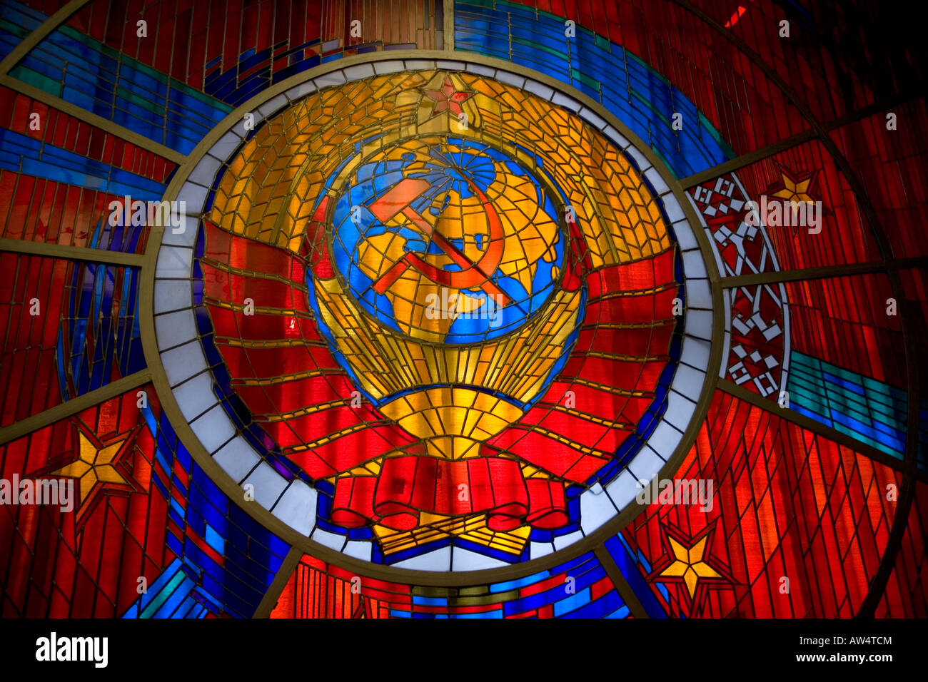Vitraux et symbole communiste dans la Grande Guerre Patriotique Museum à Minsk Belarus Banque D'Images