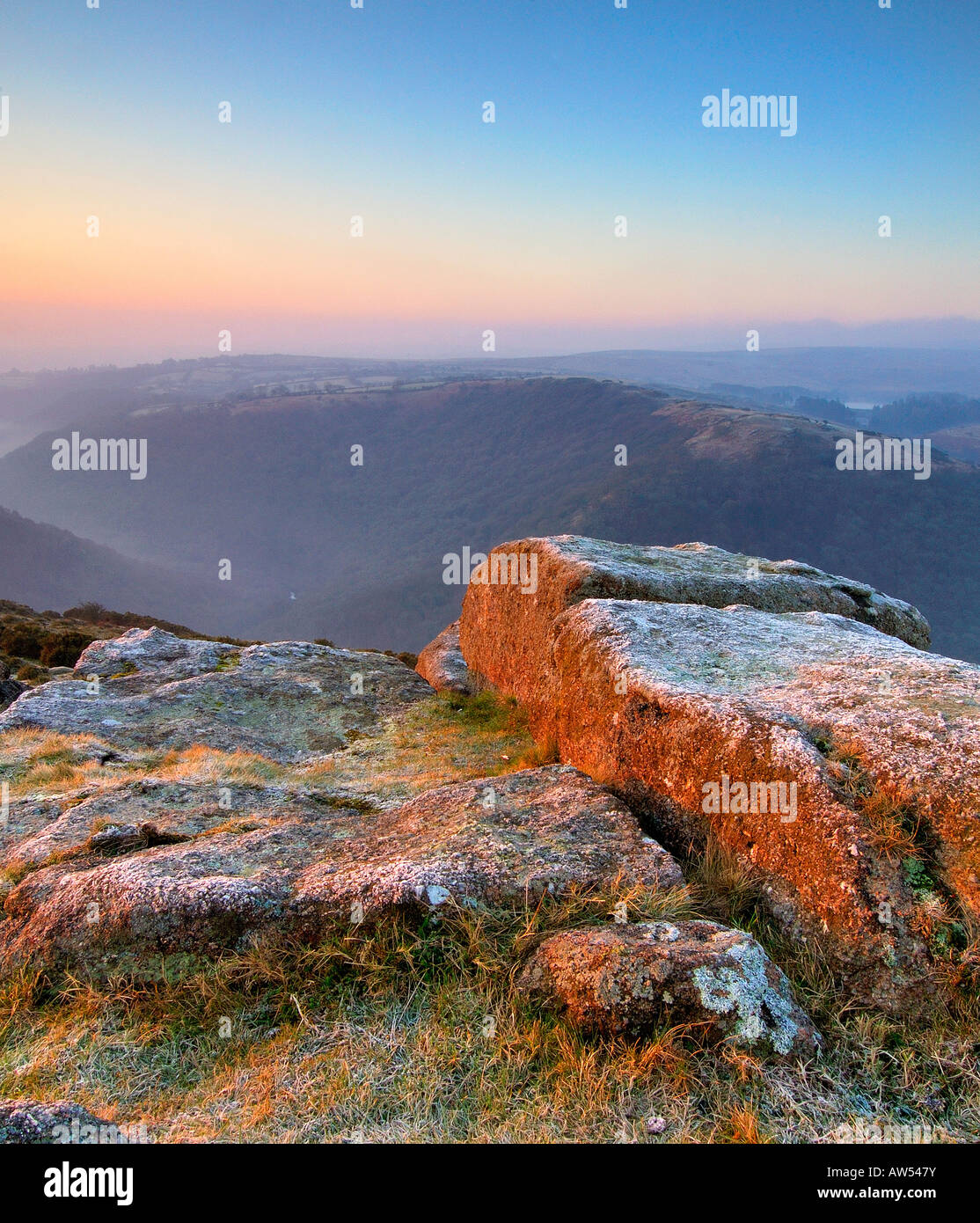 Beau lever de soleil à pastel Mel Tor South Devon Dartmoor en Angleterre avec le gel s'attardant sur les rochers de granit de la tor Banque D'Images