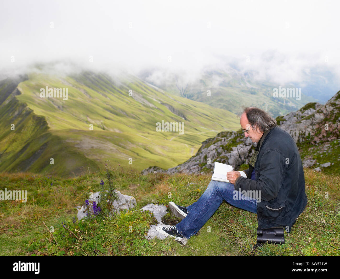 Homme dessiner une image d'une montagne. Banque D'Images