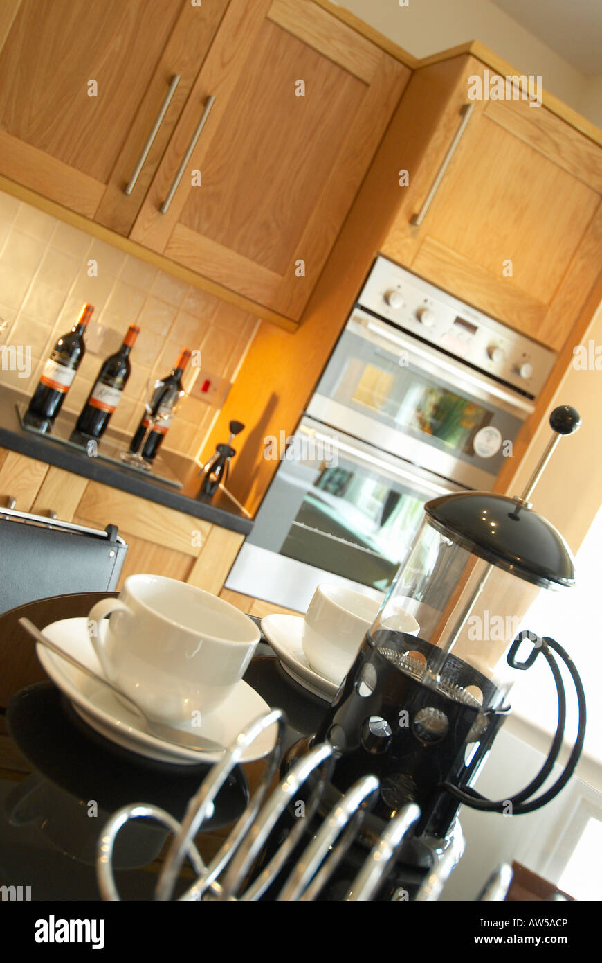 Caffetiere et tasse de café dans la cuisine Banque D'Images