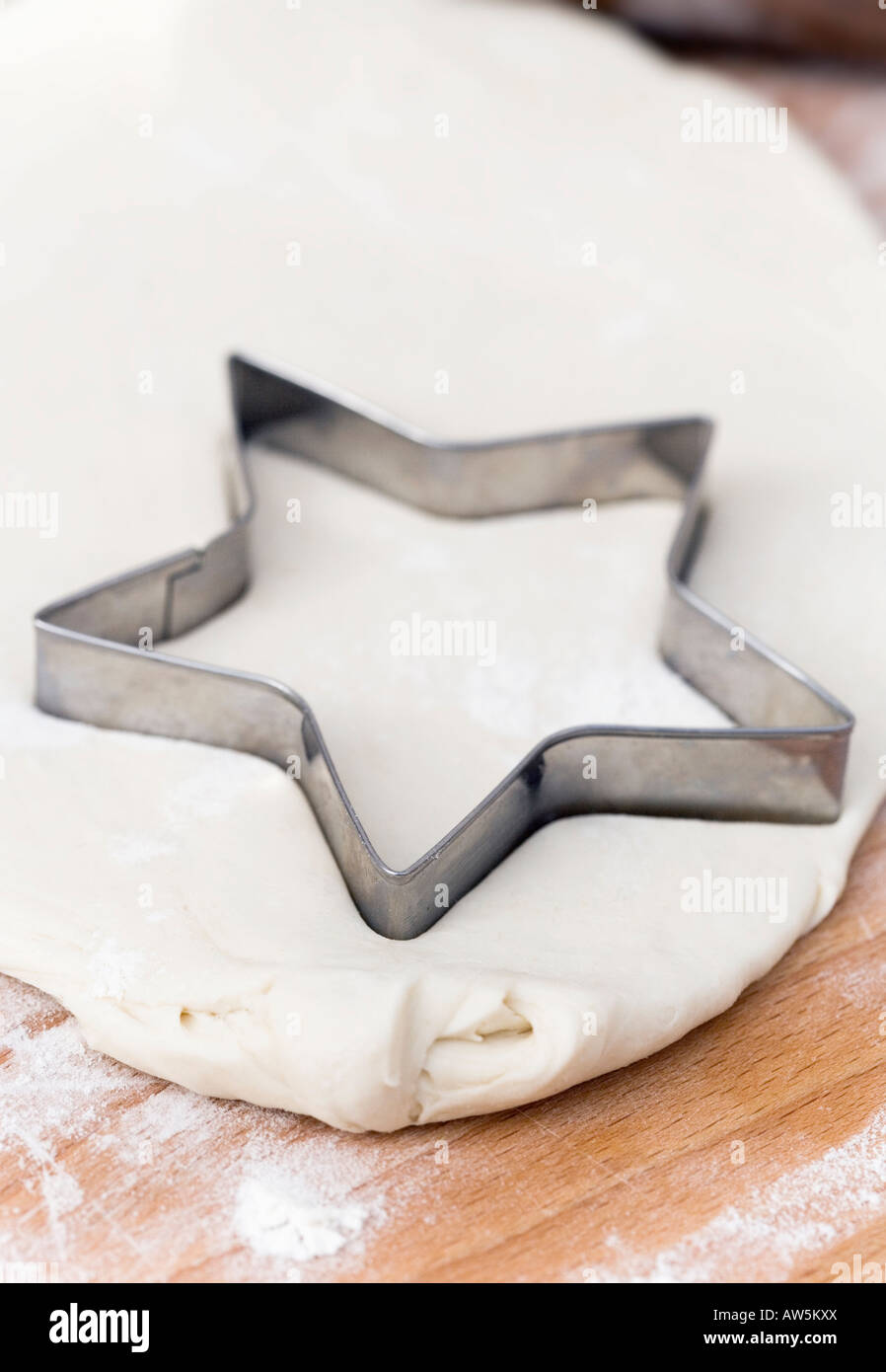 Matières pâte avec des emporte-pièce en forme d'étoile Banque D'Images