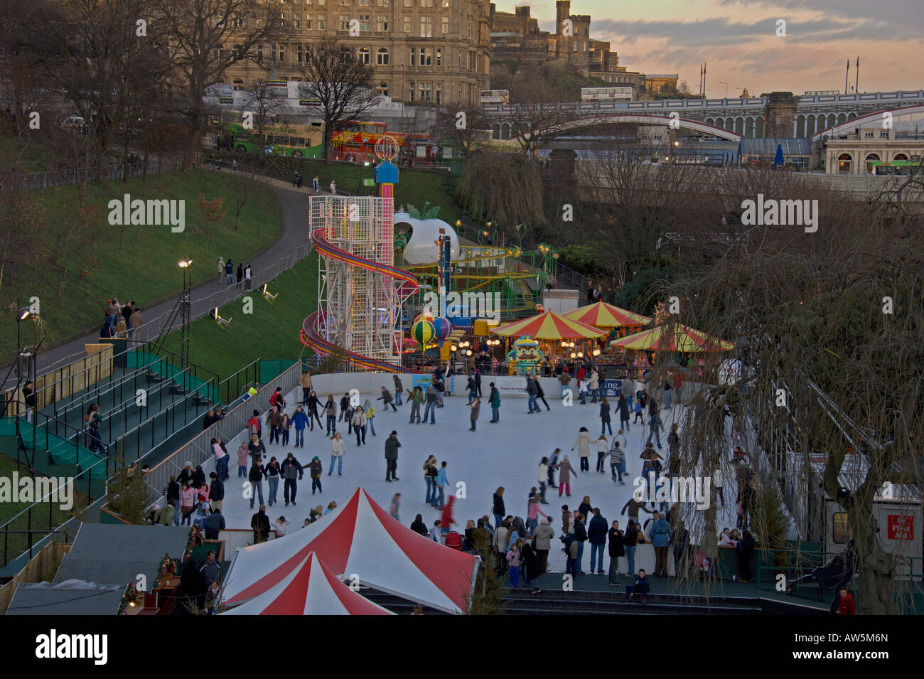 Le centre-ville d'Édimbourg Princes Street Gardens fêtes de Noël patinoire Janvier 2007 Banque D'Images