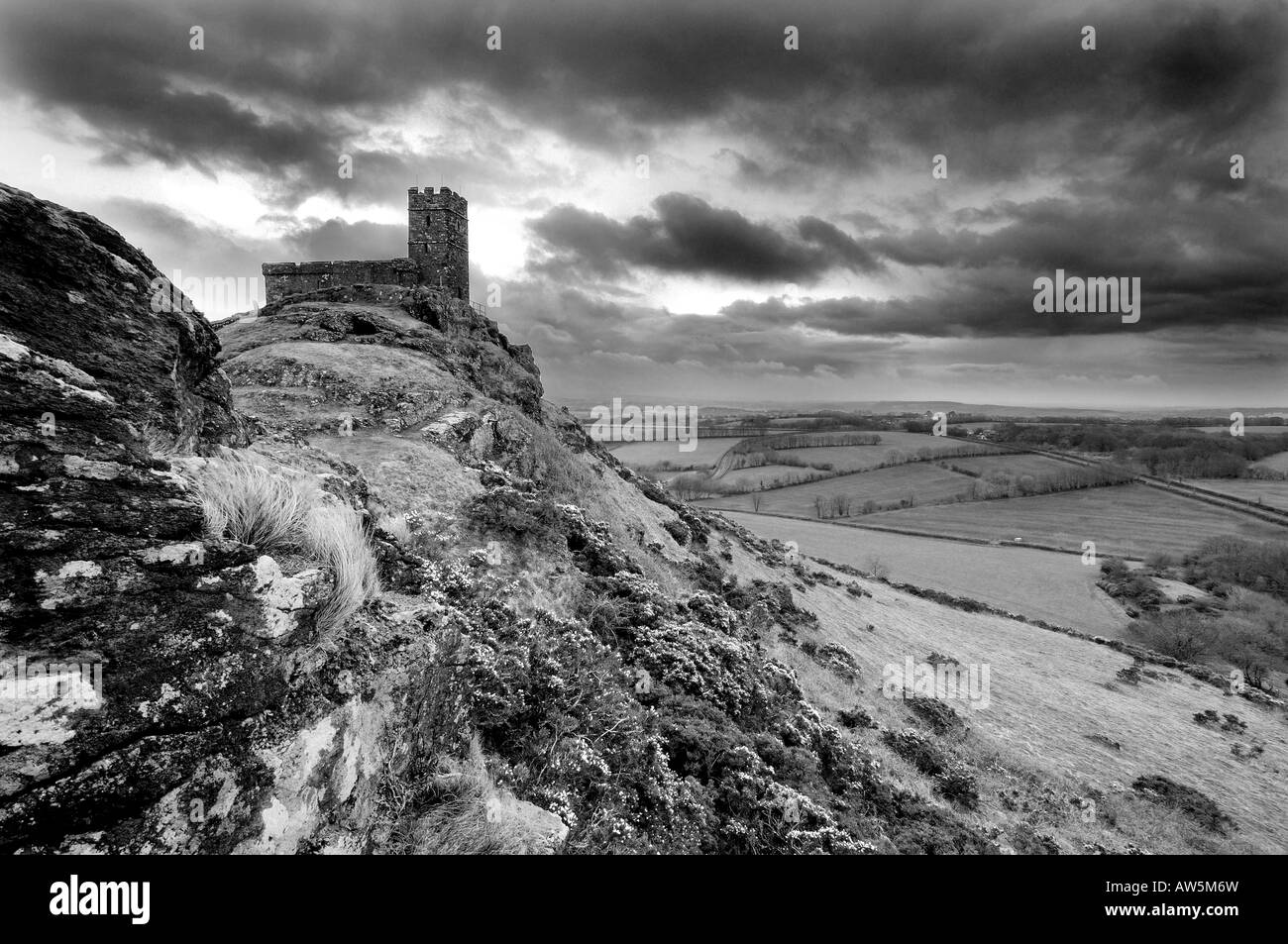 Ciel d'orage spectaculaire sur l'église de St Michel sur Brent Tor au sein du Parc National de Dartmoor dans le sud du Devon en monochrome Banque D'Images