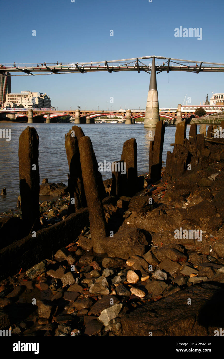 Pont du Millénaire, la ville de Londres Banque D'Images